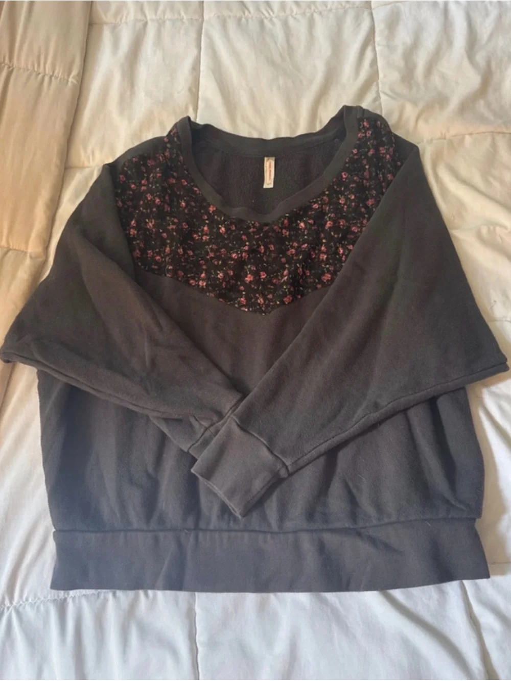 Free People Black Sweater with Pink Floral (781234)💐